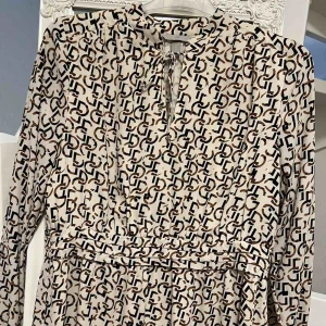 Klänning - Säljer dessa tre klänningar från H&M. Väldigt bra skick och det är från storlek 40-44. Säljer för 100kr/st.