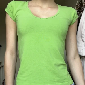 Grön t-shirt  - Säljer denna gröna t-shirt från Filippa K💞