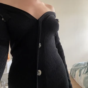 Stickad buttondown klänning - Svart stickad buttondown klänning, midilängd. Prislapp kvar, aldrig använd utöver att ta bilderna 