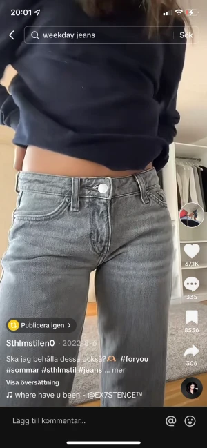 Jeans - Säljer de jätte populära jeansen från weekday. Low waist straight i färg comet grey. Jag säljer för de aldrig kommit till användning. De är i storlek 25/30 Köpare står för frakt!💓💓säljer för 250kr i affär kostar de 590kr. Skriv om du är intresserad!!!!