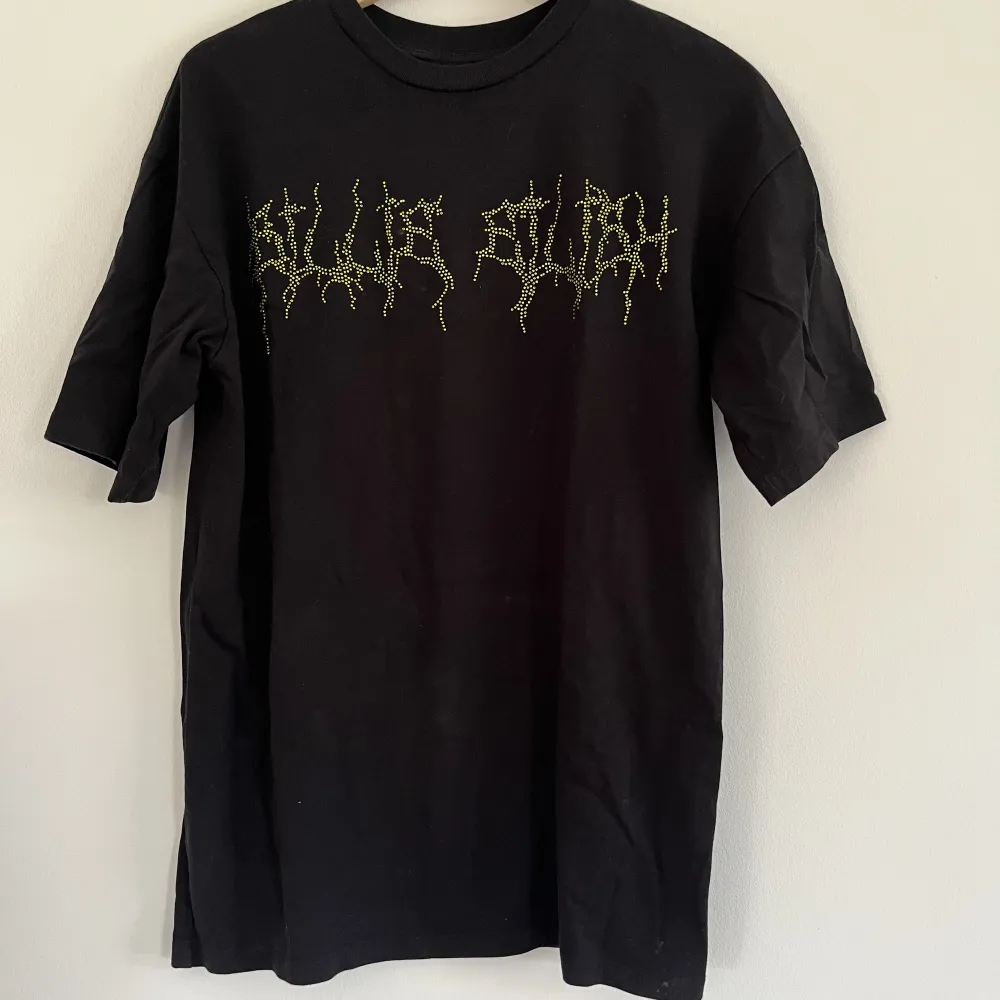 En fin oversized Billie Eilish t-shirt med stenar på. Jättefint skick, inga stenar eller så har gått av! Köpt på Bershka ca 2020. T-shirts.