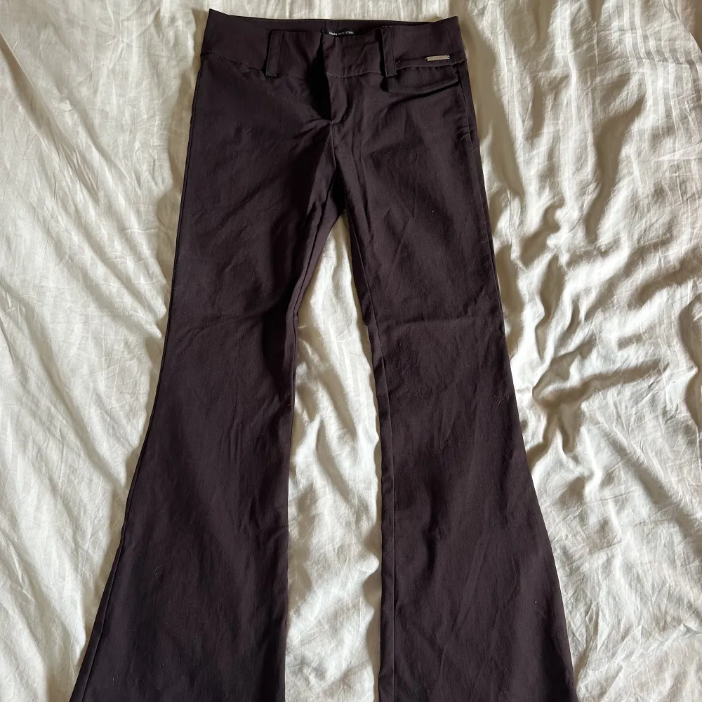 Lågmidjade bruna kostymbyxpr med bootcut köpta från Urban Outfitters för cirka 2 år sedan. Endast testade av mig därav prislapp. Bara att skriva vid frågor! Köparen står för frakt.. Jeans & Byxor.