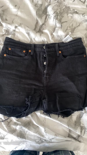 Levis shorts - Jeansshorts från levis. Bra skick