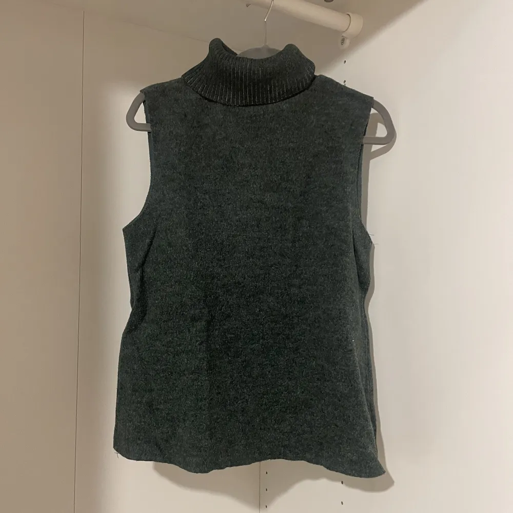 Fin mörkgröna tröja från zara med krage. Säljer pga att den inte används längre. Här jätte gärna av er vid frågor!🤩. Tröjor & Koftor.