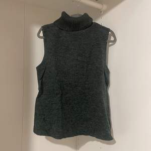 Fin mörkgröna tröja från zara med krage. Säljer pga att den inte används längre. Här jätte gärna av er vid frågor!🤩