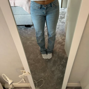 Abrand jeans - Säljer mina jättesnygga ljusa Abrand jeans🤩 har varit favoriter ett tag men börjar numera sitta lite tajt, bra skick🌟