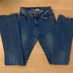 Dessa jeans är i bra skick förutom lite slitage längst ner, dom är lite långa för mig( jag är 163)  och därför säljer jag dom. Dom är midwaist