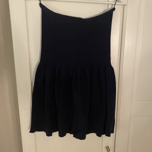 Blå offshoulder klänning - Marinblå off shoulder klänning från zara, endast använd en gång 