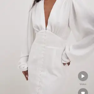 Säljer denna fina vita klänning från Nakd i storlek 38. Den är helt oanvänd med lappar kvar och bra skick. Skriv för fler bilder och vid intresse.🩷