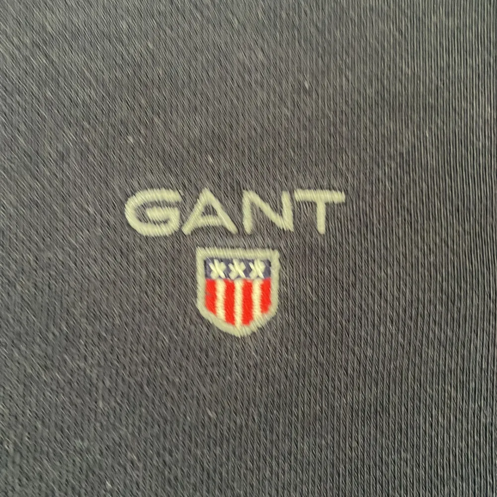 Gant tröja storlek L men passar som M. Skick 8/10, ser ut som nästan ny. 90% bomull och 10% polyester.. Tröjor & Koftor.