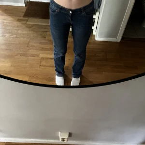 Jeans - Dessa jeans är jättefina men har tyvärr börjat bli lite små, använda cirka två gånger, lågmidjade, blå, pris diskuteras men runt 400kr då den är köpta för 600kr 