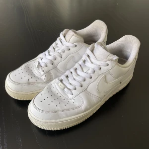 Airforce 1 - Vita Airforce i storlek 40,5. Använda men i bra skick 🤍 rengjorda ordentligt 