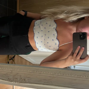 Söt topp  - Säljer denna söta topp från HM🩷 den har snörning i ryggen, går att justera lätt! Den är i bra skick! 