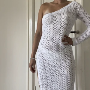 Virkad strandklänning med slits - Super söt virkad klänning med slit. Skulle säga att storleken är mellan s-m. Jag själv som är xs tycker att den är lite stor men att det funkar. 💝