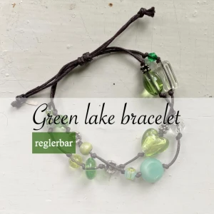 Knytet armband med gröna pärlor - 🌾Green lake bracelet🌾 Beställningsvara, innebär att armbanden inte blir precis likadana och du är med och bestämmer hur den ska se ut. Armbandet är gjort på vaxad bomullstråd och har olika gröna pärlor. Längden regleras genom att dra i snörena. 