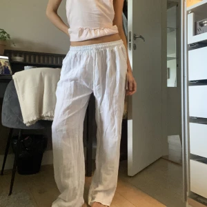 Linnebyxor  - Ett par helt nya linnebyxor (prislapp kvar), köpta utomlands. Så najs men kommer inte till användning. Jag är 161cm för referens 