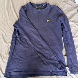 Långärmad tröja - Knappt använd. Är i hyfsat bra skick. Pris går att förhandla och köparen står för frakt. 