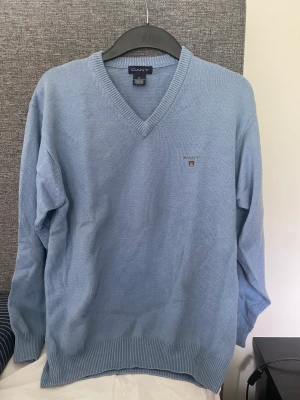 Gant tröja strl S - En ljusblå, v-ringad gant tröja i storlek S. Väldigt fin. 