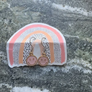 Smileys  - Dessa super söta som också just nu är i örhängsformat går självklart att göra om till andra smycken 