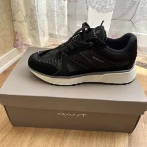 Gant skor  - Helt nya gant skor, de var en födelsedagspresent men blev inte så omtyckt o de gick inte o returnera den så den säljs här för mycket billigare ( original pris 1599kr).  Storlek 41  Dimaz  25633239 Cow Suede+Mesh G00 black 
