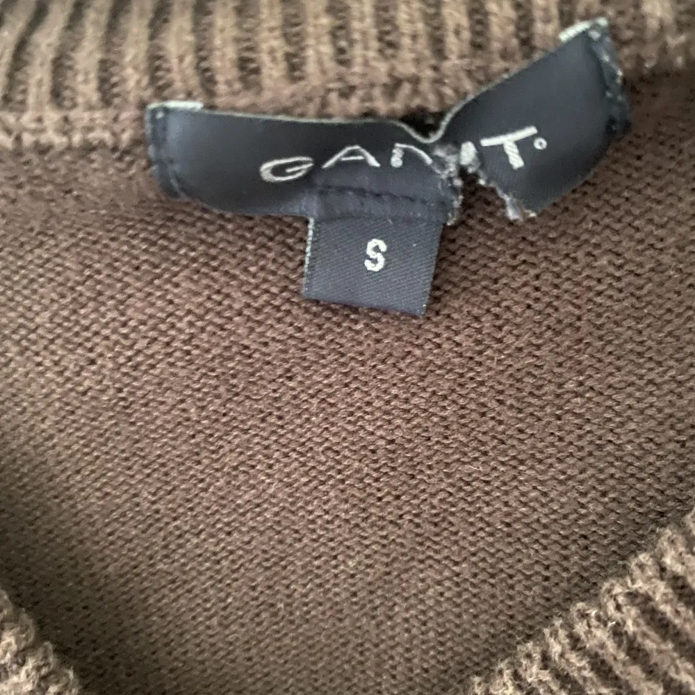 En brun, v-ringad Gant-tröja i storlek S. . Stickat.