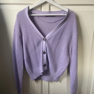 Lila stickad tröja💜 - Helt oanvänd stickad tröja
