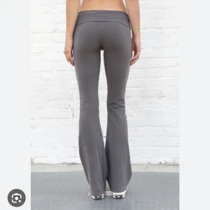 Yogapants brandymelville - Säljer mina iprincip oanvända ”Princsilla pants” från brandy Melville. SUPERSKÖNA o låånga i benen. Jag är 165 cm o de är väldigt långa på mig, minst 10 cm längre än mig kan bära dessa o de går i marken. Köp via ”köp direkt” ❤️❤️