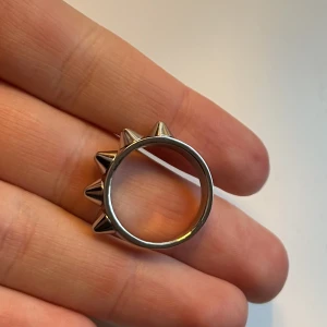 Ring  - Ring  i serien ”peak creoles” från Edblad. Använd någon enstaka gång. Ringen är i strl 16.8 🥰