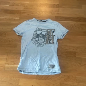 cute tröja!  - jätte söt tröja, ja tror ifrån tommy hilfiger. säljer för billig pris🩷