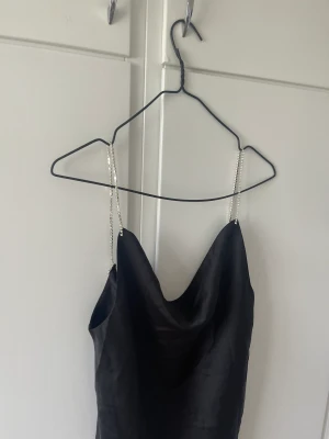 Satin linne - Satin linne med strass  Jättefint till kostymbyxor!