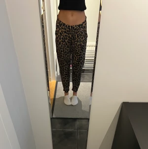 Tygbyxor  - Tygbyxor i leopardmönster från Gina Tricot i strl XS. Använda en gång. 