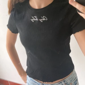 Svart ribbad t-shirt från HM - Jag kommer inte ihåg senaste gången jag använde denna tröjan, men den passar ju fortfarande! Den är från barnavdelningen och är då alltså i stl 170 men någon som i vanliga fall har S eller xs kan också ha den. Frakten ingår ej i priset som står!
