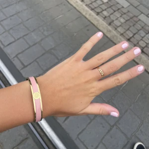 Dyberg & Kern - Hej! Jag säljer nu mitt fina Dyberg & Kern armband. Nypris är 700kr och jag säljer för 500kr. Pris kan diskuteras!!💕💕💕💕