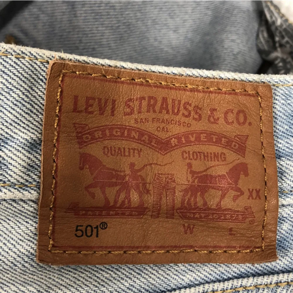 Levi’s jeansshorts med låg midja i en ljus tvätt. Storlek 28 (passar mig som har storlek S/36 i vanliga fall). . Shorts.