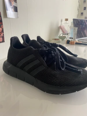 Adidas sneakers - Använda men i gott skick. Storlek 39,5. Köparen står för frakten