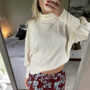 Vit stickad tröja  - Lite detaljer som gör att den går att ha lite mer uppklätt också! Från mango strl s 