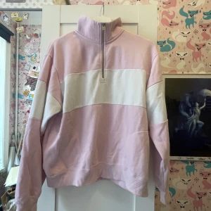 Mjukiströja  - Mjukiströja med dragkedja och krage som går att ha både uppe och nere, den har fickor också.