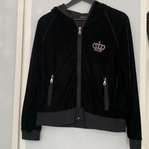 Y2k hoodie - Svart velvet hoodie/kofta knappt använd väldigt mjuk och fin