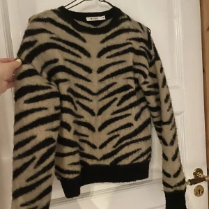 Leopardmönstrad stickad tröja - Populär tröja från nakd, knappt använd