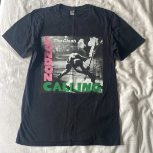 The Clash t-shirt - En assnygg the clash london calling t shirt som jag ALDRIG använt den är helt oanvänd
