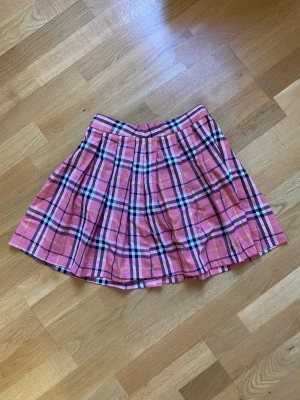 Rosa Kjol - Skol-mönstrad Rosa Kjol❤️ Använd 1-2 gånger. Köpt på New Yorker! 