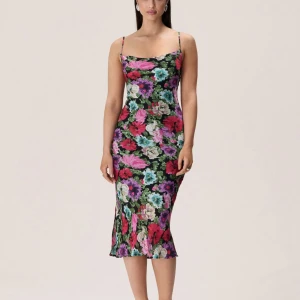 Klänning Adoore Vienna Strl 38 - Säljer en magisk klänning från Adoore, modell Vienna. I nyskick, använd vid ett tillfälle.  Storlek 38  Nypris 1395:-