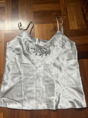 Silvrig satintopp  - Silvrig satintopp med broderi 