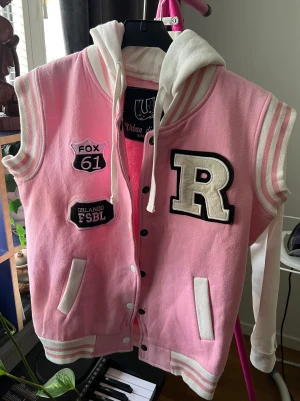 College väst - Jätte fin rosa college väst med luva. 
