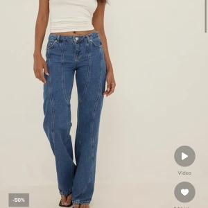 Jeans - Blåa jeans med detaljer, så fina men inte min stil tyvärr. Använda endast två gånger