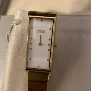 Storm - En storm klocka som inte kommit till användning utan bara legat i mitt smyckeskrin.