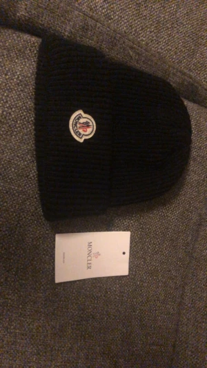 Moncler mössa  - Moncler mössa oanvänd. Skick10/10