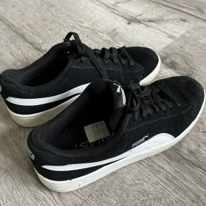 Puma sneakers 39  - Svarta puma-sneakers, tror modellen heter Smash. Jättefina och sparsamt använda. Storlek 39! 