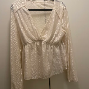 Blus Sellpy - Köpt på sellpy, storlek M men rätt liten. Genomskinlig i ryggen.