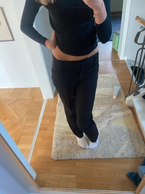 Kostymbyxor - Kostymbyxor med små ränder Från Stockholm Lm i Stl 38💕 Ganska långa i benen, lite korta dock för mig som är 179 så passar dig som är 165-175 skulle jag tro ❤️ Ganska raka/ lite tightare i modellen men inte jättetighta ☺️